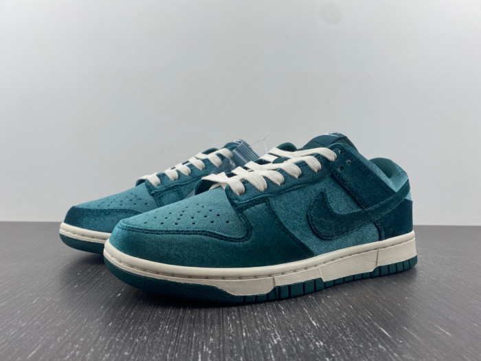 nike dunk low green velvet (w) - dz5224-300 nike dunk low green velvet (w) - dz5224-300