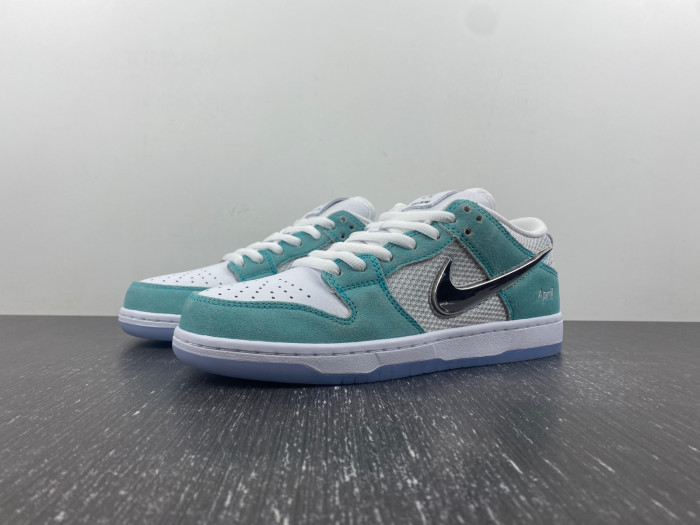 april skateboards x nike dunk low sb ''turbo green'' fd2562 400 april skateboards x nike dunk low sb ''turbo green'' fd2562 400