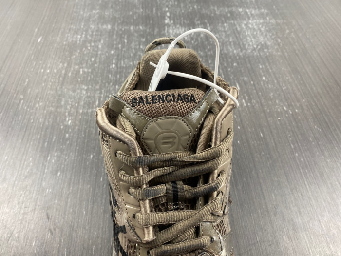 blcg runner sneaker 677403-w3rbq-2010