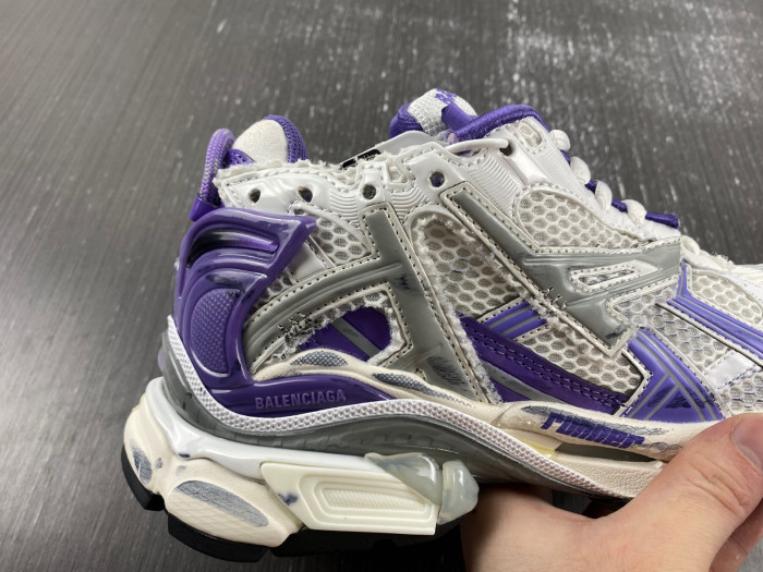 blcg runner sneaker 677402-w3rb3-5901