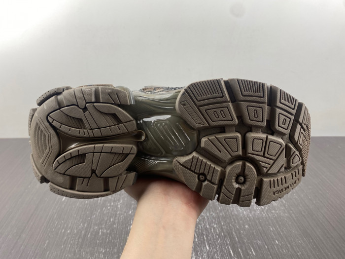 blcg runner sneaker 677403-w3rbq-2010