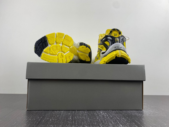 blcg runner sneaker 677402-w2rd3-0510