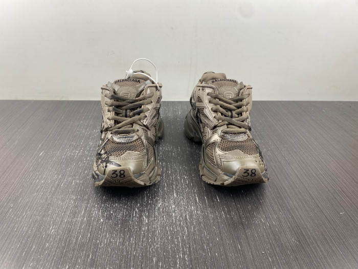 blcg runner sneaker 677403-w3rbq-2010