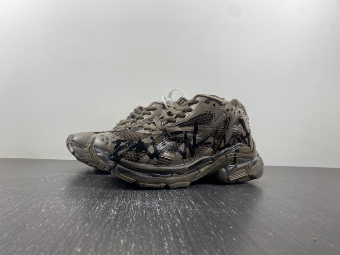 blcg runner sneaker 677403-w3rbq-2010