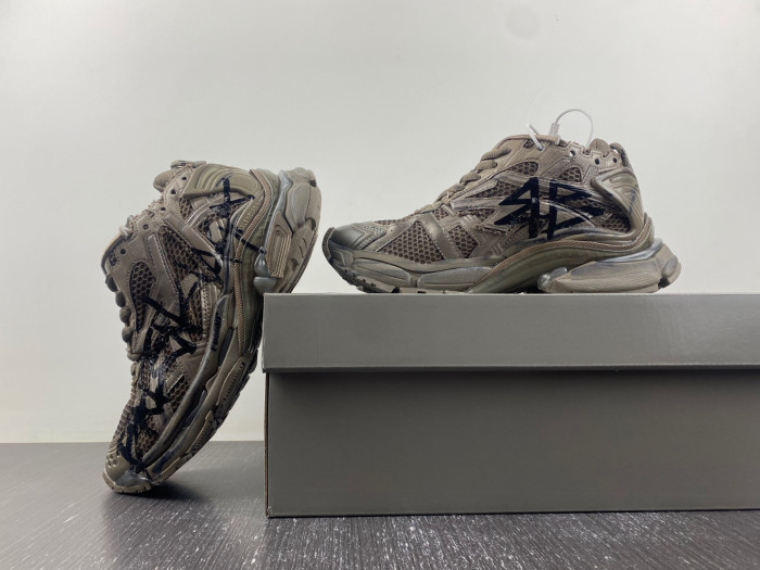 blcg runner sneaker 677403-w3rbq-2010