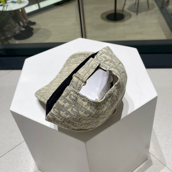 G*u*i* hat0229-007